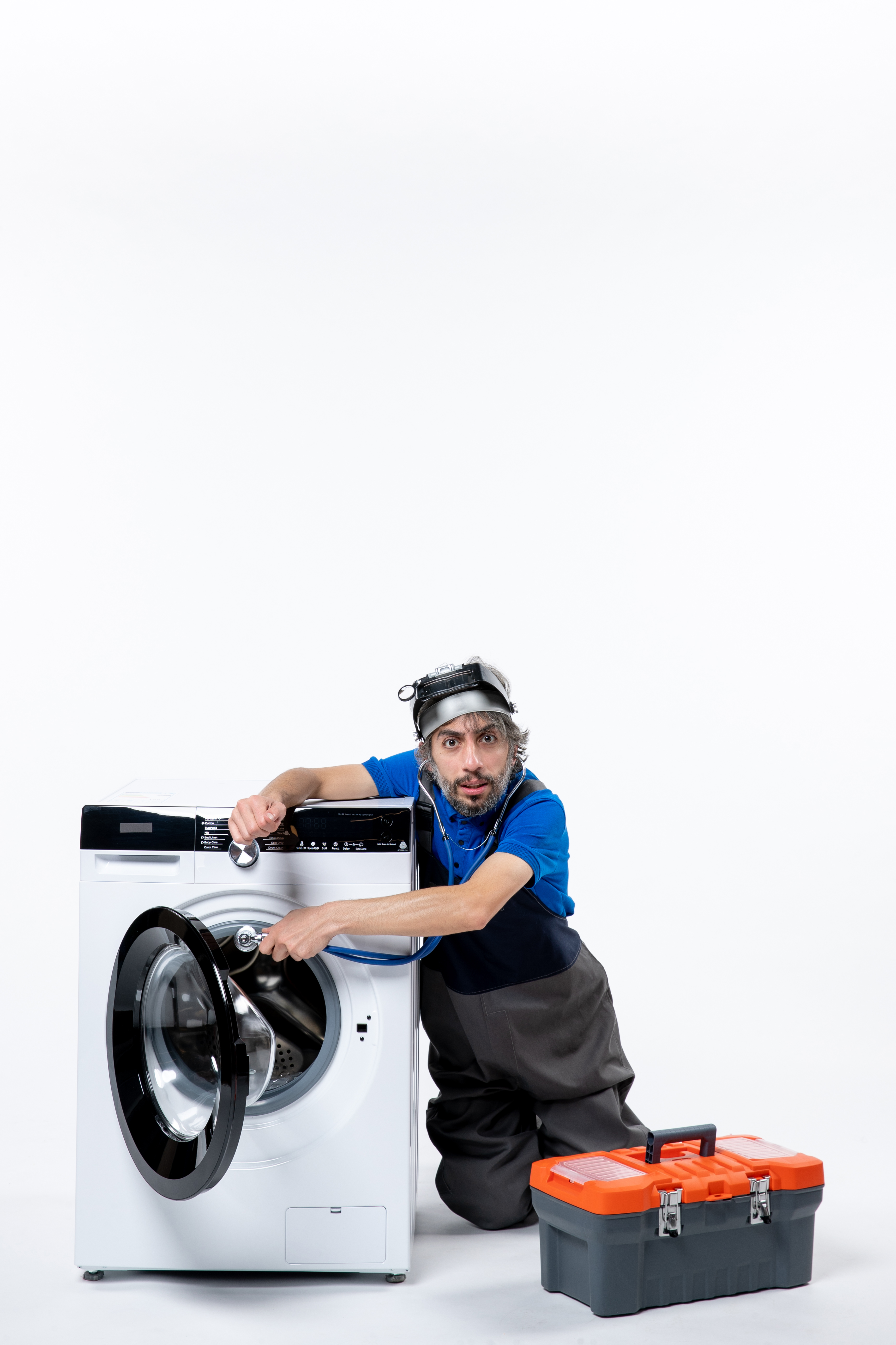 فني يفتح غسالة